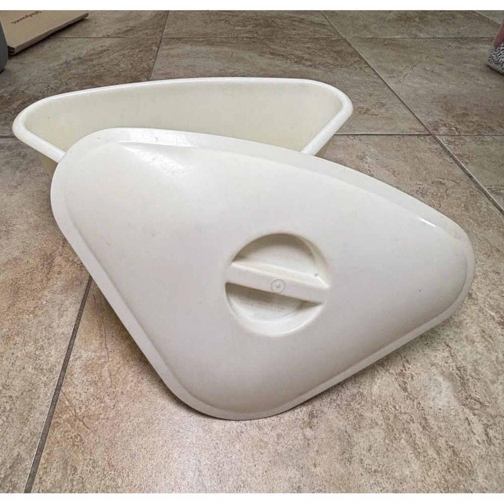 Tupperware Triangle Corner Container w/ Lid Compost 282-2 White Made In Belgium